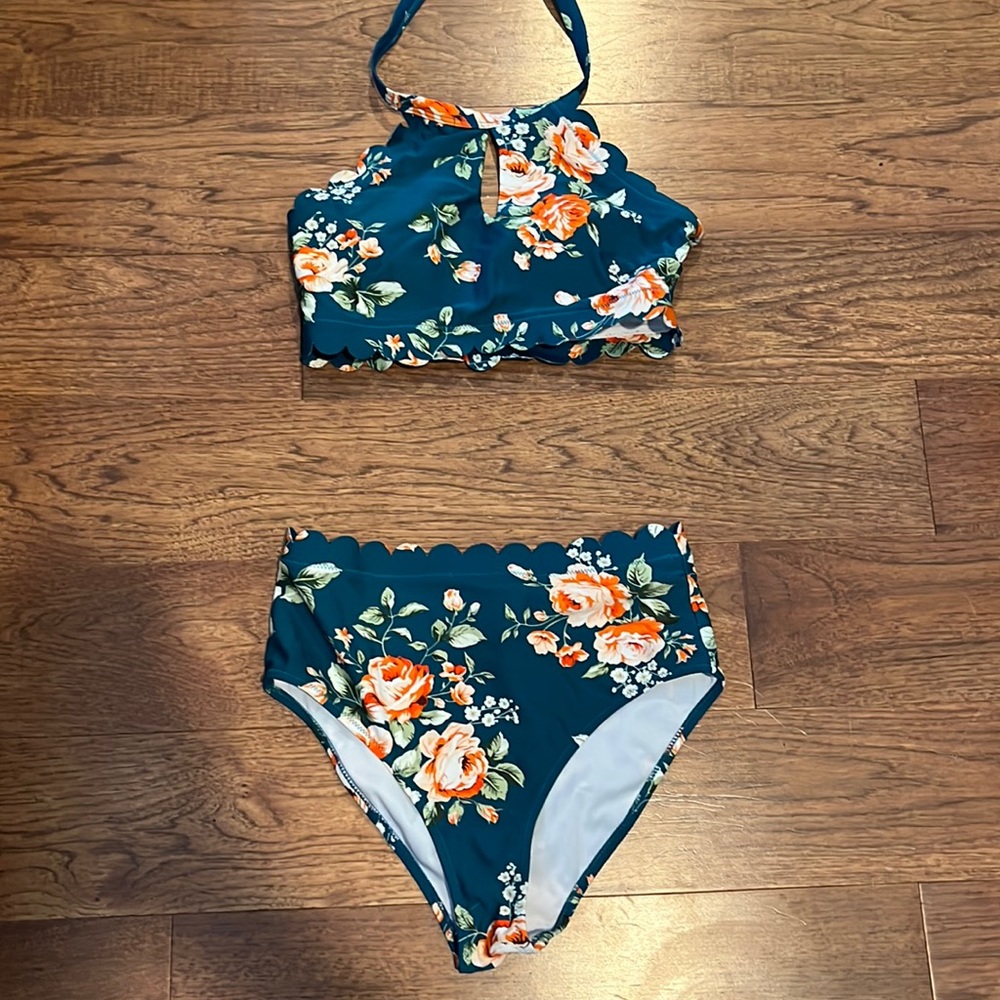 Womens 2 piece bathing suit size small